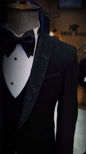 Smoking noir présenté en boutique Modzak